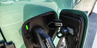 Kirkkojen parkkipaikoille rakennetaan nyt vauhdilla sähköautojen latauspisteitä – lain takaraja on vuoden lopussa