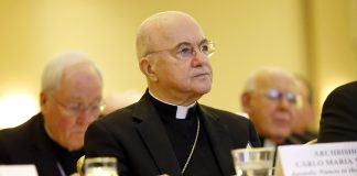 Paavin ykkösvastustaja arkkipiispa Viganò erotettiin katolisesta kirkosta – Tästä on kysymys