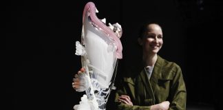 Hirveän kaunista leikkiä – Suomen lasimuseossa on kesän ajan nähtävillä elämän katoavaisuutta tarkasteleva näyttely