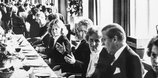 Mysteerikuva: Juhlallisesti tässä syödään, mutta ketkä ja miksi?