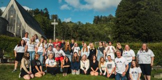 Tamperelaiset rippikoululaiset saavat isoset Manchesterista