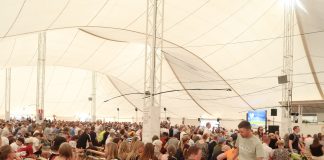 Rakkaat lapset ja Jeesuksen sylissä lepääjät – Viikonlopun kesäjuhlilla vilisi väkeä ja kantaa otettiin ajankohtaisiin aiheisiin