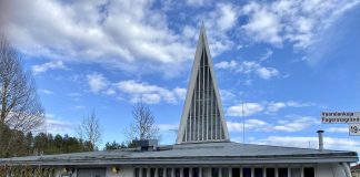 Kirkko ja minä: Vaaralan kirkko siirtyi purku-uhan alta monitoimikappeliksi – vantaalainen Seppo Vihinen on seurannut kirkon vaiheita