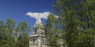 Käynti kotikirkossa antaa Raija-Liisa Kinnuselle turvallisen olon