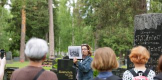 Oulun hautausmaakierroksilla satoja kävijöitä joka kesä – Mikael Toppeliuksen ja muiden elämäntarinat tutuiksi