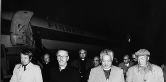 Mysteerikuva: Lentokentällä ollaan vastassa mutta keitä ja miksi?