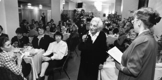 Mysteerikuva: Mikäköhän naisvaltainen tilaisuus tässä on käynnissä? Keitä kuvasta tunnistat?