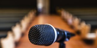 Vakavamielisyys on syvällä käsityksissämme kristinuskosta – Nyt kirkossa tehdään kuitenkin stand up -komiikkaa