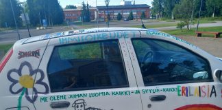 ”Jeesus on jees” – Riparilaiset koristelivat papin auton maalauksin