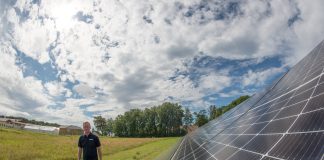 Pieni seurakunta voi tehdä suuria ympäristötekoja – Värö-Stråvallan seurakunnan oma aurinkovoimala tuottaa sähköä muillekin