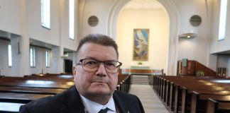 Suntio ja kirkko: Kun Ari Roihalla on Pyhän Ristin kirkossa hetki aikaa, hän saattaa istua etupenkkiin katsomaan alttaritaulua