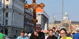 Helsingin keskustassa kirkkohistoriallinen kulkue – Ortodoksit ja katolilaiset juhlistivat yhdessä Neitsyt Marian syntymäpäivää