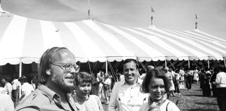 Mysteerikuva: Ketkä seisovat suuren teltan edustalla – ja missä?