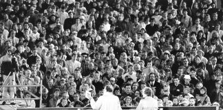 Mysteerikuva: Mikä tilanne kansaa on kerännyt koolle ja ketkä heille puhuvat?