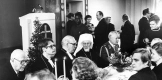 Mysteerikuva: Kenen kanssa ja missä tilaisuudessa UKK juo kahvia?