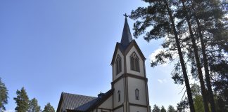 Kirkko & minä: Valtimon puukirkossa viihtyvä Maritta Nevalainen on kirkkopiirin työrukkanen