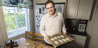 Kansan Raamattuseuran toiminnanjohtaja osaa rypyttää: ”Kyl mie uson, et taivaa enkelitkii tykkäis karjalapiirakoist”