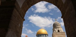 Väkivalta Raamatun mailla kiihtyy ja yhä useampi israelilainen ja palestiinalainen näkee alueen konfliktin uskonsotana