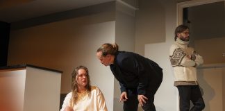 KOM-teatterin näytelmä Seitsemän tarinaa häpeästä pyrkii välittämään tärkeän sanoman: Häpeän traumoihin ei ole pakko jäädä