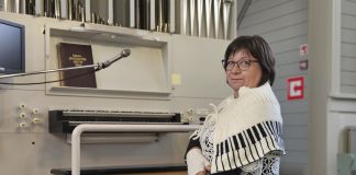 Suntio ja kirkko: Päivi Ahola viihtyy kodikkaassa Sammaljoen kirkossa, jossa on voinut törmätä myös rukoilevaan kissaan