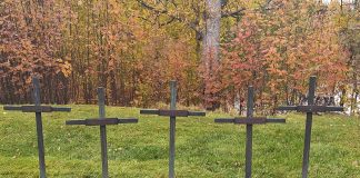 Iisalmen Sankariniemen hautausmaalta on varastettu sankarivainajien pronssisia hautaristejä