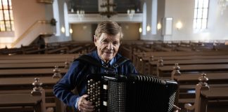 Harmonikkalegenda toi ensimmäisenä ”pirun keuhkot” kirkkoon ja juoksee yhä lenkkejä 95-vuotiaana