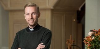 Sekunneissa julkkispapiksi – Kirkkoherra pääsi näyttelemään pappia suositussa poliisisarjassa