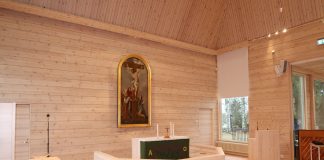 Kiihtelysvaaran palaneen kirkon tilalle noussut uusi maisemallinen ristikirkko haluaa koota ihmiset pyhänä ja arkena – katso kuvat