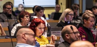 Kirkolliskokouksen kyselytunnilla liikuttiin Hämeenlinnasta halloweeniin ja pappisasessorinvaalista Suomen evankelis-luterilaisen kirkon X-tiliin