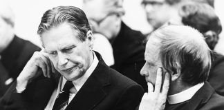 Mysteerikuvan henkilöillä näyttää olevan vakavaa ajateltavaa – Keitä on kuvassa?