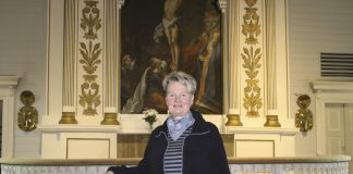 Suntio ja kirkko: Arja Katajisto huolestui, kun kirkkoon hoiperteli kolme joulupukkia