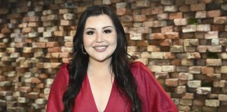 ”Kirkossa yhteys yleisöön on rauhallinen ja tiivis”, kertoo jouluun kiertueella valmistautuva Diandra