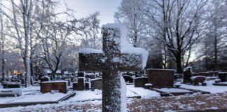 Pappi voi kohdata hämmentäviäkin toiveita, kun omaiset valmistautuvat hautajaisiin – toisinaan toive on, ettei vainajaa siunata lainkaan