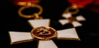 Emerituspiispa Eero Huoviselle Suomen Leijonan suurristi ja toimittaja Jussi Rytköselle Suomen Leijonan ritarimerkki – Katso ketkä saivat kunniamerkkejä