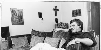 Mysteerikuvassa on adventtiajan tunnelmaa, mutta kuka istuu rennosti sohvalla?