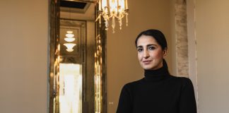 ”Etsikää sitä, mikä on yhteistä”: Nasima Razmyarin perheen tarina on esimerkki halusta kotoutua – silti hän on joidenkin silmissä ikuinen maahanmuuttaja