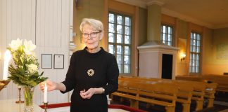 Suntio & kirkko: Marjo Tuomarantaa ihastuttaa Littoisten kirkossa luonnonvalon luoma taideteos