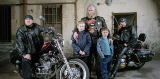 Tuomo Mannisen ryhmäkuvat kertovat, että ihmisen paikka on joukossa