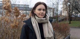 Kirkon tasa-arvo ja yhdenvertaisuuspalkinto asunnottomien ja päihderiippuvaisten papille Jenni Tuulensuulle