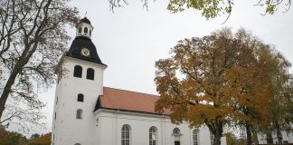 Suntio ja kirkko: Ericssonin kännykkätehtaalta Linköpingin hautausmaalle ja Vårdnäsin kirkkoon