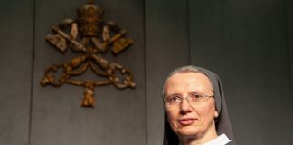 Historiallinen hetki Vatikaanissa: Paavi nimitti nunnan johtamaan kuurian virastoa