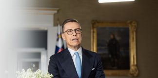 Tasavallan presidentti Alexander Stubb ja piispa Teemu Laajasalo keskustelevat yhdistävistä arvoista