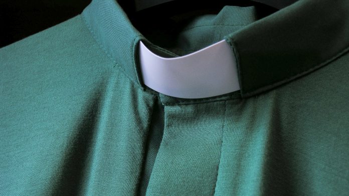 Diakonin_paita by Olli Seppälä Kuvassa diakonin vihreä paita, jonka pantakaulus on valkoinen.
