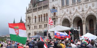 Näkökulma: Uskonnon paluu ja maallistumisen alamäki muuttaa politiikkaa