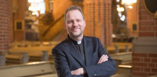 Toimittajasta Tukholman Suurkirkon tuomiorovastiksi – Jonas Eek epäilee, että kirkko ja ihmiset puhuvat toinen toistensa ohi