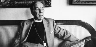 Emeritusarkkipiispa Mikko Juvan nimi kaiverretaan rotusorron vastaisen taistelun muistoseinään Etelä-Afrikassa