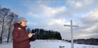 Harrastuksena geokätköily – Laura Maria Latikka on kontannut siltarumpuun ja kiivennyt puuhun salaperäisten kätköjen perässä