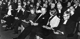 Mysteerikuvassa on ainakin presidentti Ahtisaari, mutta keiden seurassa ja missä?