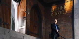 Seppo Suokunnas: ”Kaikkeen ei tarvitse ottaa kantaa, kirkossa tulee olla sallivuutta vaikka ei sekaoppisuutta” Seppo Suokunnas toimi aikanaan Suomen Luterilaisen Evankeliumiyhdistyksen toiminnanjohtajana. Hänet kuvattiin Helsingissä Luther-kirkon portailla. Kuva: Jani Laukkanen