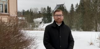 Kirkolla on maailman tärkein sanoma, joka ei saisi hautautua riitelyn alle, sanoo Nousiaisten tuore kirkkoherra Jarno Johansson